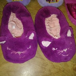 2 pairs slippers